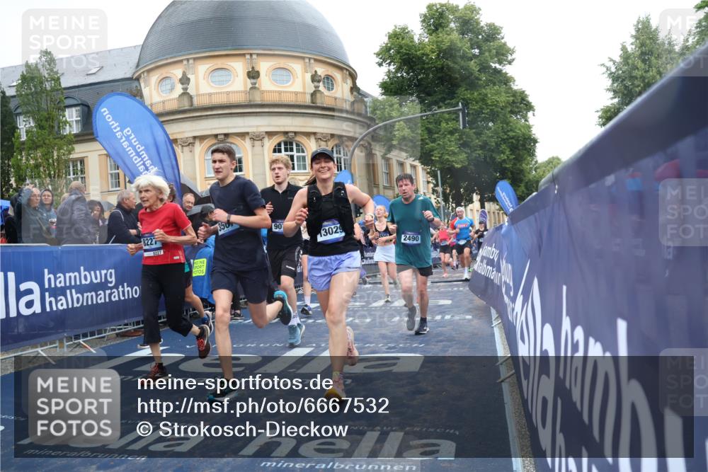 30.06.2024 - hella hamburg halbmarathon Strokosch-Dieckow http://msf.ph/oto/6667532 30.06.2024 11:44:55 Ziel 786, 956, 1471, 1711, 2039, 2259, 2318, 2490, 2650, 2877, 2884, 3242, 3527, 3567, 3943, 3944, 4083, 4298, 4690, 5918, 7624, 7688, 7971, 8007, 8227, 8419, 9074, 9128, 9193, 9601, 9659, 9843, 10028, 10163, 10165, 10236, 10397, 10938, 11028, 11127, 12097, 13029 meine-sportfotos.de