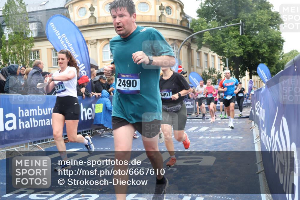 30.06.2024 - hella hamburg halbmarathon Strokosch-Dieckow http://msf.ph/oto/6667610 30.06.2024 11:44:57 Ziel 786, 956, 1471, 1711, 2259, 2318, 2490, 2650, 2877, 3242, 3527, 3567, 3943, 3944, 4083, 4690, 5918, 7624, 7971, 8007, 8227, 8419, 8421, 9074, 9193, 9322, 9601, 9659, 9843, 10028, 10163, 10165, 10236, 10469, 10604, 10938, 11028, 11127, 12097, 13029 meine-sportfotos.de