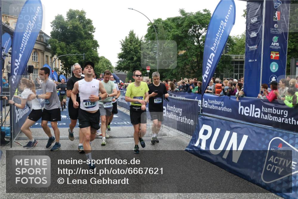30.06.2024 - hella hamburg halbmarathon Lena Gebhardt http://msf.ph/oto/6667621 30.06.2024 11:14:09 Ziel 547, 1190, 1793, 1825, 3916, 4139, 5401, 5581, 7970, 8342, 8838, 10788, 11018, 11706, 12155, 12191, 12205, 12212, 12382, 12561, 13289, 13451 meine-sportfotos.de