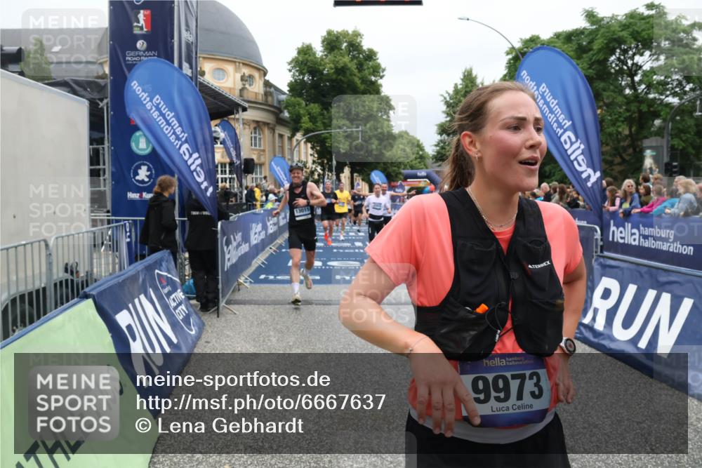 30.06.2024 - hella hamburg halbmarathon Lena Gebhardt http://msf.ph/oto/6667637 30.06.2024 10:42:48 Ziel 966, 2968, 4256, 5468, 5471, 5879, 6218, 7096, 7157, 8364, 9524, 9973, 10990, 12271, 13015, 13087, 13449 meine-sportfotos.de