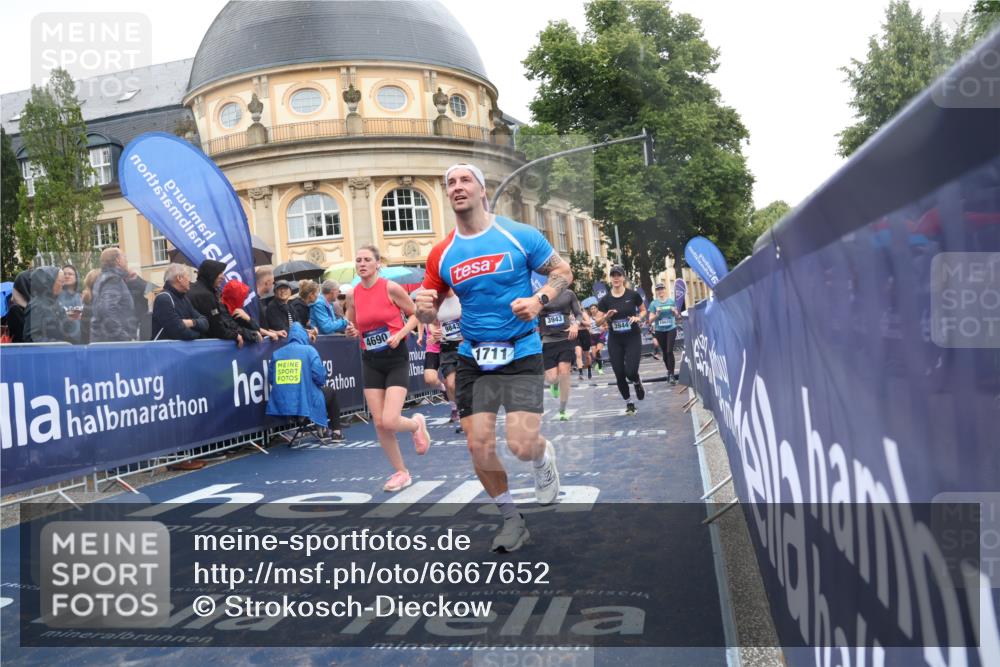 30.06.2024 - hella hamburg halbmarathon Strokosch-Dieckow http://msf.ph/oto/6667652 30.06.2024 11:44:59 Ziel 956, 1174, 1471, 1711, 2259, 2318, 2490, 2650, 2877, 3242, 3527, 3567, 3943, 3944, 3965, 3966, 4083, 4164, 4690, 5669, 5672, 5918, 7624, 7971, 8007, 8227, 8419, 8421, 9074, 9322, 9553, 9659, 9843, 10028, 10236, 10469, 10604, 11127, 13029, 13168 meine-sportfotos.de