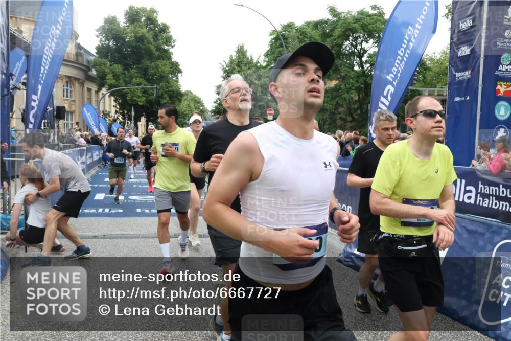 30.06.2024 - hella hamburg halbmarathon Lena Gebhardt http://msf.ph/oto/6667727 30.06.2024 11:14:10 Ziel 547, 1190, 1793, 1825, 3916, 4139, 5401, 5581, 6320, 6321, 7970, 8342, 8838, 10788, 11018, 11706, 12155, 12191, 12205, 12212, 12382, 12561, 13289, 13451 meine-sportfotos.de