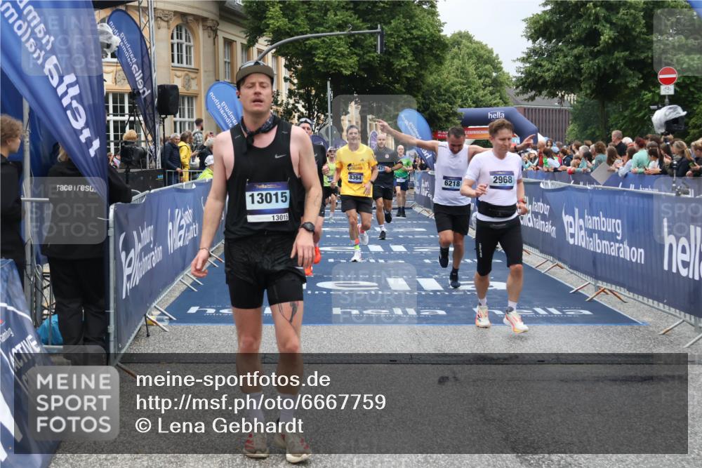 30.06.2024 - hella hamburg halbmarathon Lena Gebhardt http://msf.ph/oto/6667759 30.06.2024 10:42:49 Ziel 966, 2968, 4256, 5468, 5471, 5879, 6218, 7096, 7157, 8364, 9524, 9973, 10990, 12271, 13015, 13449 meine-sportfotos.de