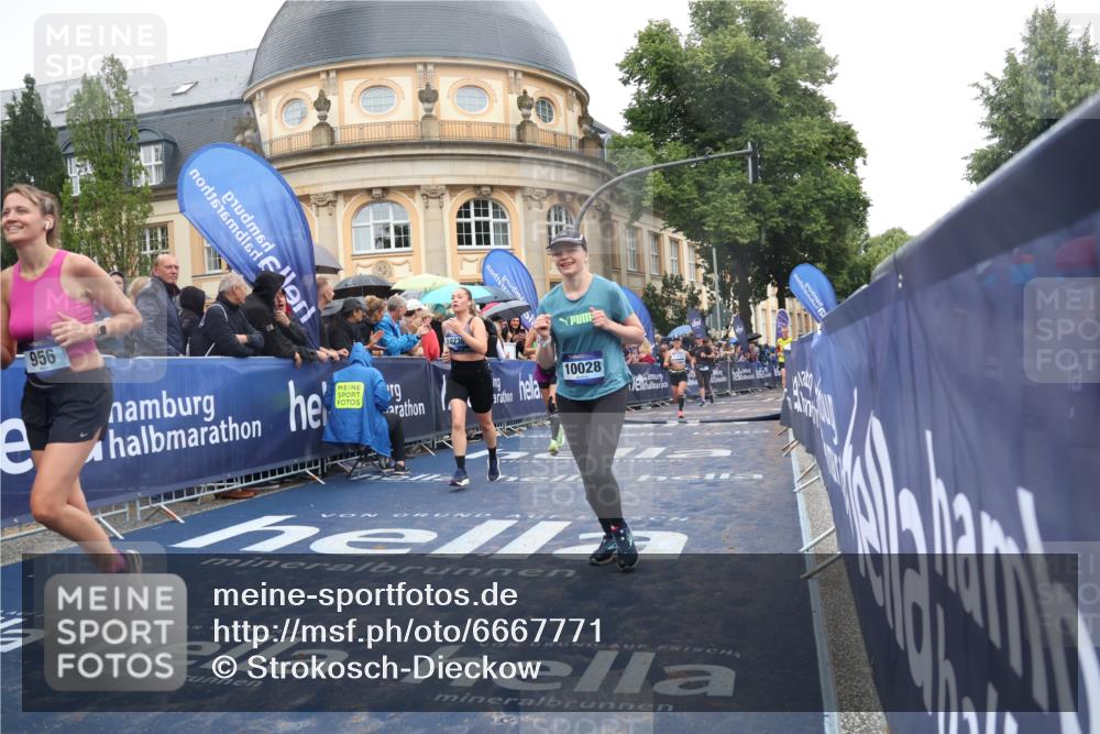 30.06.2024 - hella hamburg halbmarathon Strokosch-Dieckow http://msf.ph/oto/6667771 30.06.2024 11:45:02 Ziel 956, 1174, 1471, 1711, 2259, 2318, 2490, 2650, 2877, 3242, 3527, 3943, 3944, 3965, 3966, 4083, 4164, 4690, 5592, 5669, 5672, 6565, 6916, 7624, 7971, 8007, 8419, 8421, 9322, 9553, 9843, 10028, 10236, 10338, 10469, 10604, 11127, 13168 meine-sportfotos.de