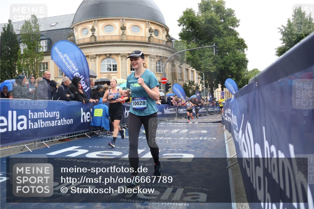 30.06.2024 - hella hamburg halbmarathon Strokosch-Dieckow http://msf.ph/oto/6667789 30.06.2024 11:45:03 Ziel 956, 1174, 1471, 1711, 2259, 2318, 2877, 3242, 3527, 3943, 3944, 3965, 3966, 4083, 4164, 4690, 5592, 5669, 5672, 6565, 6916, 7624, 8419, 8421, 9322, 9553, 9843, 10028, 10236, 10338, 10469, 10604, 11127, 13168 meine-sportfotos.de