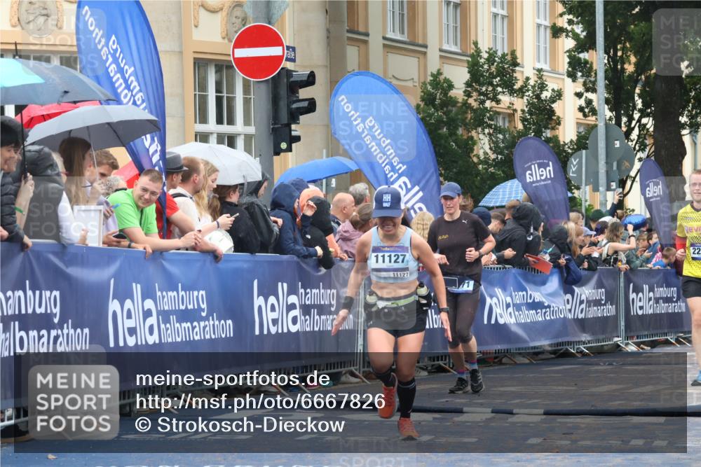 30.06.2024 - hella hamburg halbmarathon Strokosch-Dieckow http://msf.ph/oto/6667826 30.06.2024 11:45:04 Ziel 956, 1174, 1471, 1711, 2259, 2318, 2877, 3242, 3527, 3943, 3944, 3965, 3966, 4083, 4164, 4690, 5592, 5669, 5672, 6565, 6916, 7624, 8185, 8419, 8421, 9322, 9553, 9843, 10028, 10236, 10338, 10469, 10604, 11127, 13168 meine-sportfotos.de