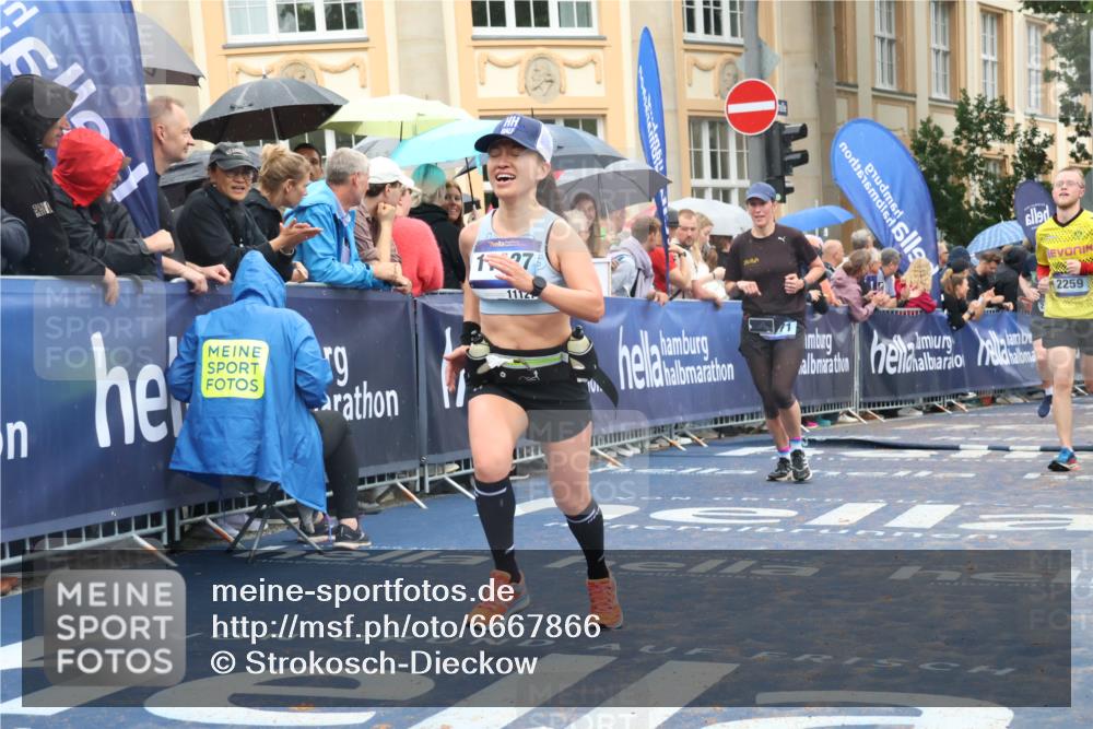 30.06.2024 - hella hamburg halbmarathon Strokosch-Dieckow http://msf.ph/oto/6667866 30.06.2024 11:45:06 Ziel 956, 1174, 1471, 2259, 2318, 2877, 3242, 3943, 3965, 3966, 4083, 4164, 5592, 5669, 5672, 6565, 6916, 7624, 8185, 8421, 9322, 9553, 9843, 10028, 10236, 10338, 10469, 10604, 11127, 13168 meine-sportfotos.de