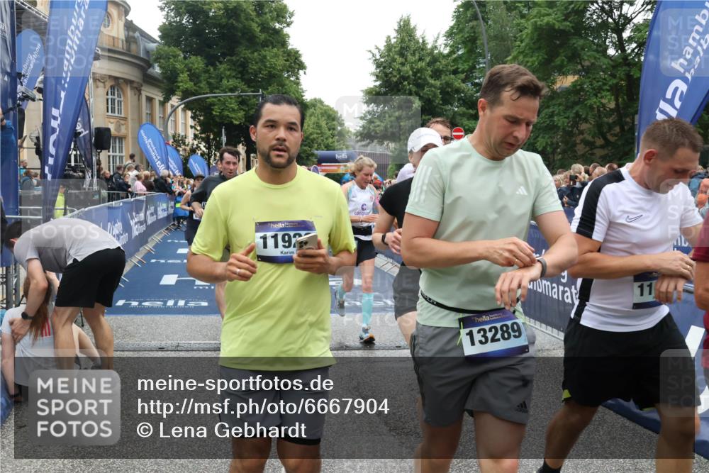 30.06.2024 - hella hamburg halbmarathon Lena Gebhardt http://msf.ph/oto/6667904 30.06.2024 11:14:11 Ziel 547, 1190, 1793, 1825, 2895, 3916, 4139, 5401, 5581, 6320, 6321, 7970, 8342, 8838, 9420, 10788, 11018, 11706, 12155, 12191, 12205, 12212, 12382, 12561, 13289, 13451 meine-sportfotos.de