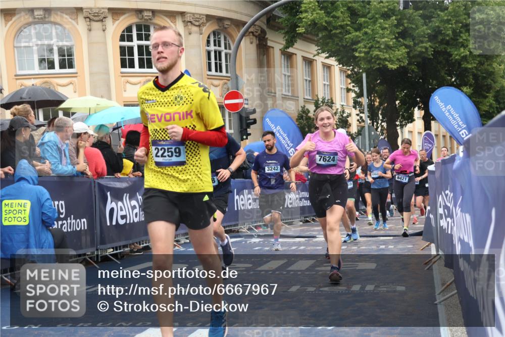30.06.2024 - hella hamburg halbmarathon Strokosch-Dieckow http://msf.ph/oto/6667967 30.06.2024 11:45:09 Ziel 1174, 1471, 2259, 2318, 2877, 3242, 3965, 3966, 4083, 4164, 5592, 5669, 5672, 5948, 6565, 6916, 7034, 7624, 8185, 8421, 9322, 9553, 10236, 10338, 10469, 10604, 11127, 13168 meine-sportfotos.de
