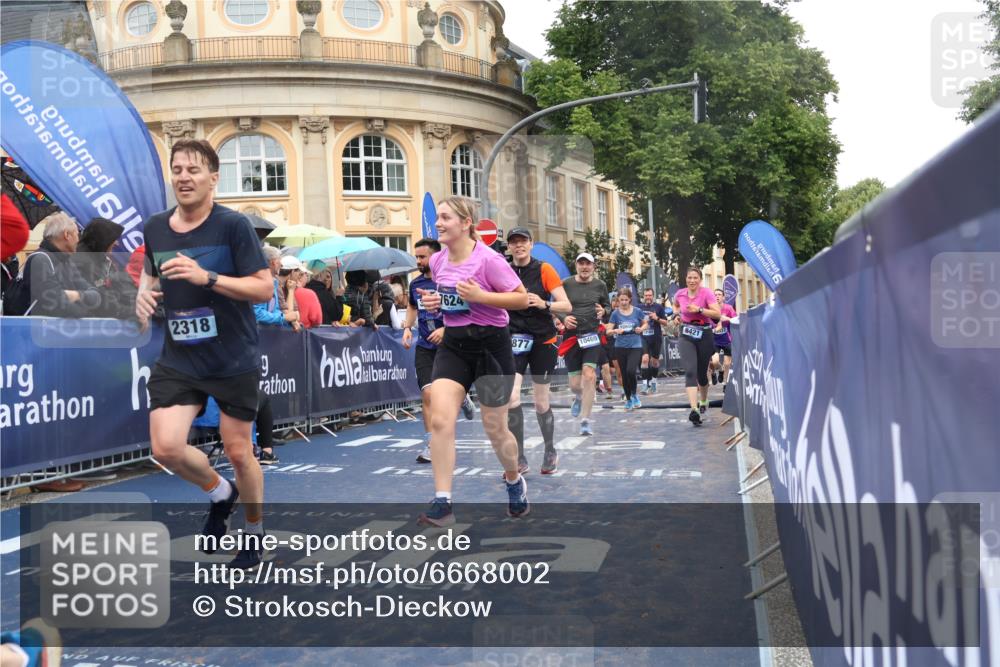 30.06.2024 - hella hamburg halbmarathon Strokosch-Dieckow http://msf.ph/oto/6668002 30.06.2024 11:45:10 Ziel 1174, 1471, 2259, 2318, 2877, 3242, 3965, 3966, 4083, 4164, 5592, 5669, 5672, 5880, 5948, 6565, 6916, 7034, 7624, 8185, 8421, 9322, 9553, 10338, 10469, 10604, 11127, 13168 meine-sportfotos.de