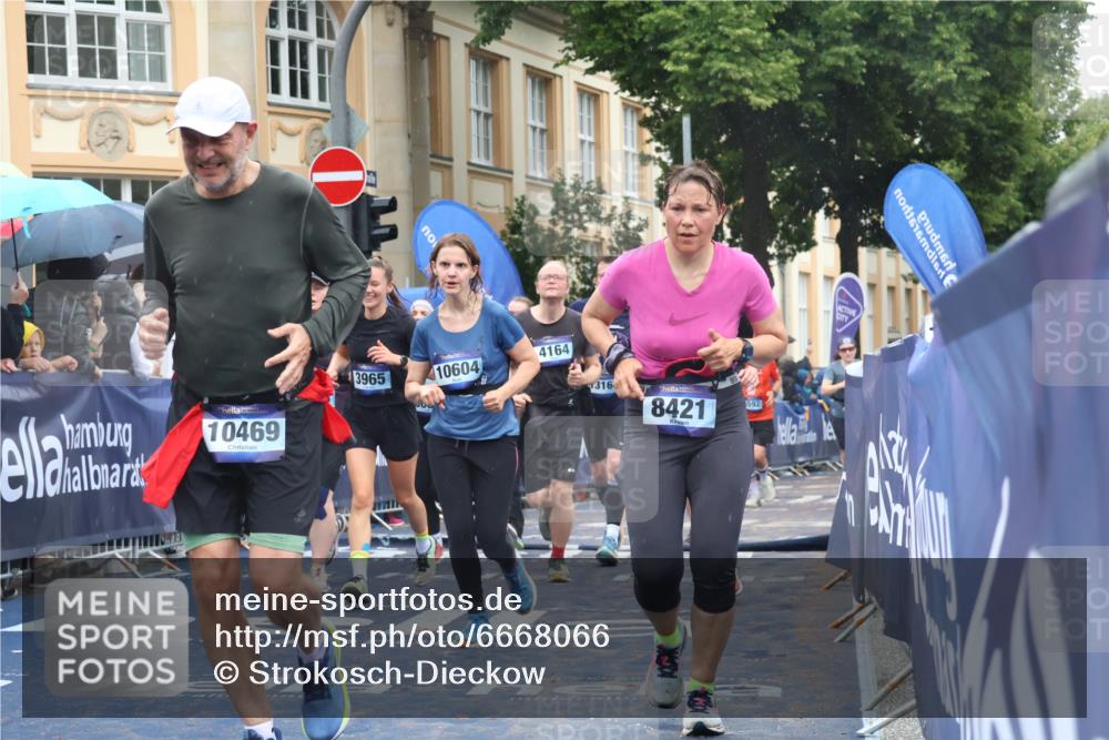 30.06.2024 - hella hamburg halbmarathon Strokosch-Dieckow http://msf.ph/oto/6668066 30.06.2024 11:45:12 Ziel 1174, 1471, 2259, 2318, 2877, 3242, 3965, 3966, 4164, 5592, 5669, 5672, 5880, 5948, 6565, 6916, 7034, 7451, 7624, 8185, 8421, 9322, 9553, 10338, 10469, 10604, 11127, 11862, 13168 meine-sportfotos.de