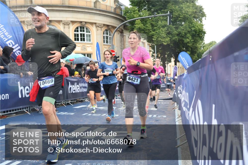30.06.2024 - hella hamburg halbmarathon Strokosch-Dieckow http://msf.ph/oto/6668078 30.06.2024 11:45:13 Ziel 1174, 1471, 2259, 2318, 2877, 3242, 3965, 3966, 4164, 5592, 5669, 5672, 5880, 5948, 6565, 6916, 7034, 7451, 7624, 8185, 8421, 9322, 9553, 10338, 10469, 10604, 11862, 13168 meine-sportfotos.de
