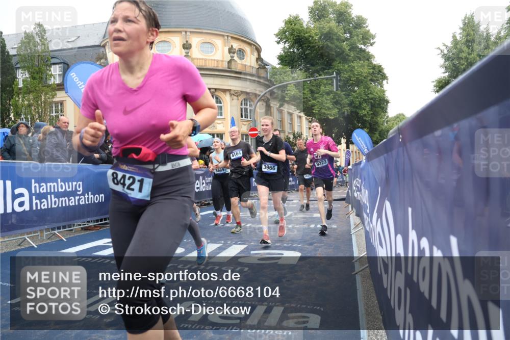 30.06.2024 - hella hamburg halbmarathon Strokosch-Dieckow http://msf.ph/oto/6668104 30.06.2024 11:45:14 Ziel 1174, 1471, 2259, 2318, 2877, 3242, 3965, 3966, 4164, 5592, 5669, 5672, 5880, 5948, 6565, 6916, 7034, 7451, 7624, 8185, 8421, 9322, 9553, 10338, 10469, 10604, 11862, 13168 meine-sportfotos.de