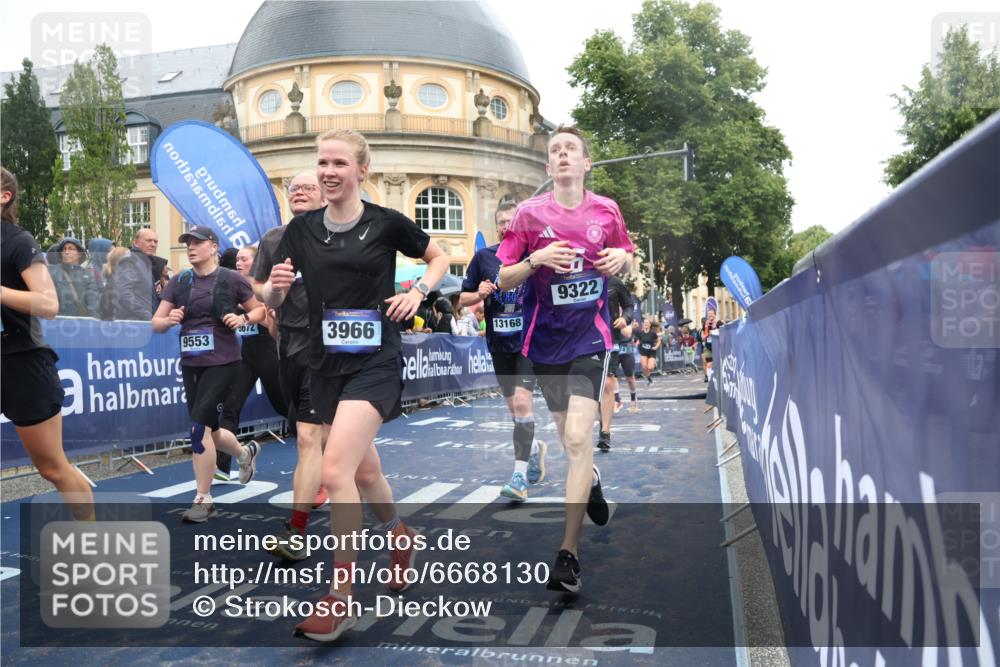 30.06.2024 - hella hamburg halbmarathon Strokosch-Dieckow http://msf.ph/oto/6668130 30.06.2024 11:45:15 Ziel 1174, 2259, 2877, 3242, 3965, 3966, 4164, 5592, 5669, 5672, 5880, 5948, 6565, 6916, 7034, 7451, 7624, 8185, 8421, 9322, 9553, 10338, 10469, 10604, 11862, 13168 meine-sportfotos.de