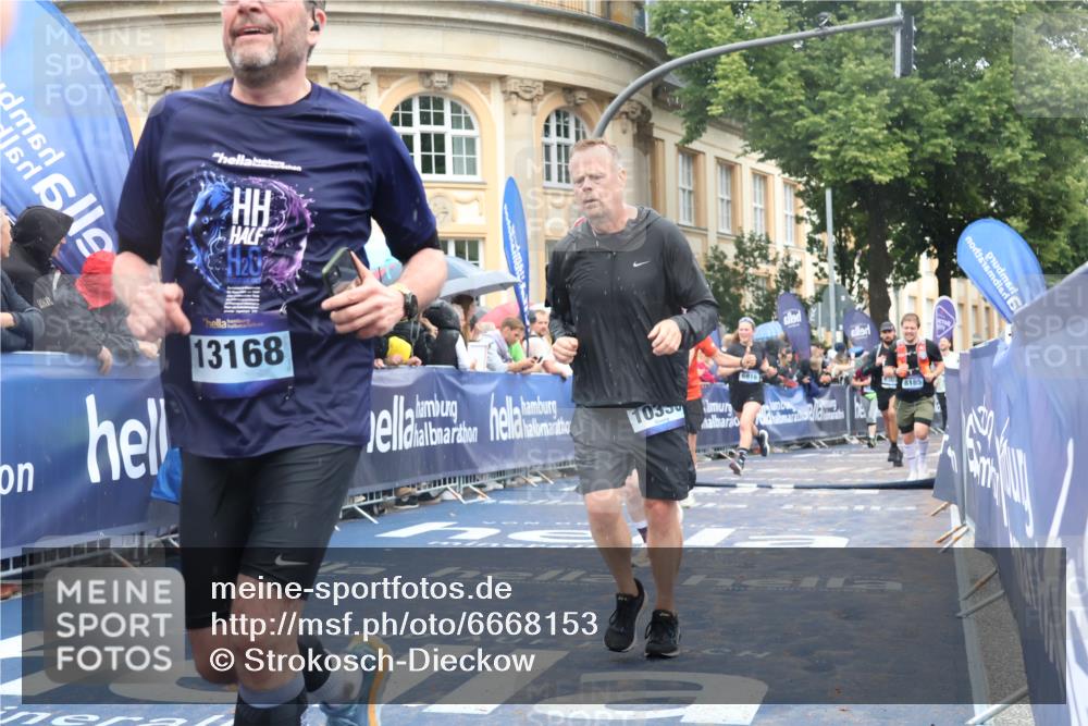 30.06.2024 - hella hamburg halbmarathon Strokosch-Dieckow http://msf.ph/oto/6668153 30.06.2024 11:45:16 Ziel 1174, 2877, 3242, 3965, 3966, 4164, 5592, 5669, 5672, 5880, 5948, 6565, 6916, 7034, 7451, 7624, 8185, 8396, 8421, 9322, 9553, 10338, 10469, 10604, 11862, 13168 meine-sportfotos.de