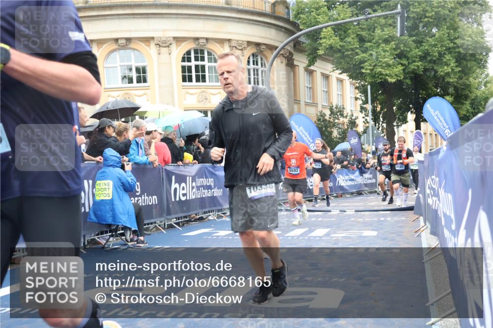 30.06.2024 - hella hamburg halbmarathon Strokosch-Dieckow http://msf.ph/oto/6668165 30.06.2024 11:45:17 Ziel 1174, 3965, 3966, 4164, 5592, 5669, 5672, 5880, 5948, 6565, 6916, 7034, 7451, 8185, 8396, 8397, 8421, 9322, 9553, 10338, 10469, 10604, 11862, 13168 meine-sportfotos.de