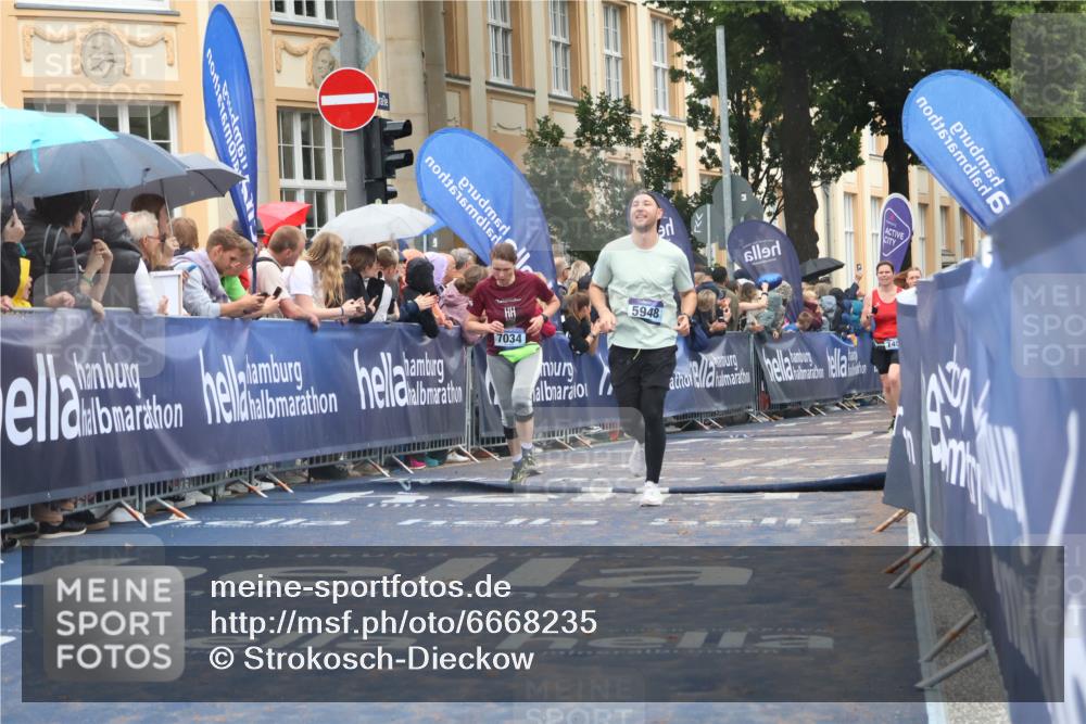 30.06.2024 - hella hamburg halbmarathon Strokosch-Dieckow http://msf.ph/oto/6668235 30.06.2024 11:45:21 Ziel 1174, 1675, 5592, 5880, 5948, 5994, 6323, 6565, 6916, 7034, 7451, 8185, 8396, 8397, 9553, 10338, 11862, 12168, 12481, 13328 meine-sportfotos.de