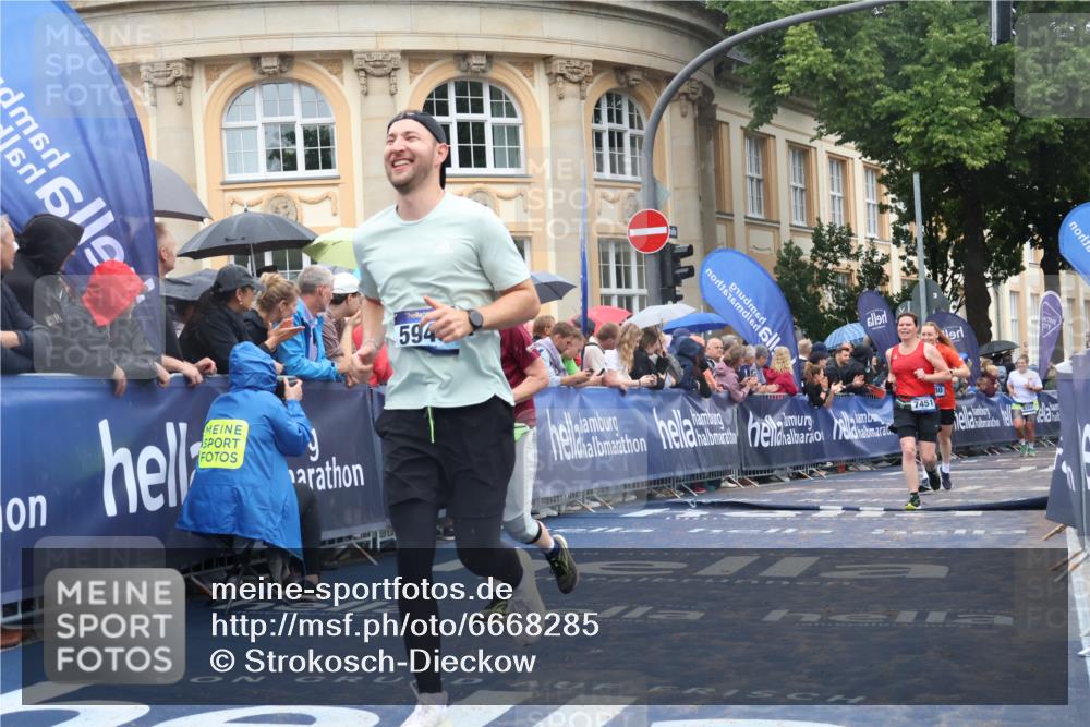 30.06.2024 - hella hamburg halbmarathon Strokosch-Dieckow http://msf.ph/oto/6668285 30.06.2024 11:45:24 Ziel 1675, 5592, 5880, 5948, 5994, 6323, 6565, 7034, 7451, 8185, 8396, 8397, 11862, 12168, 12301, 12481, 13328 meine-sportfotos.de