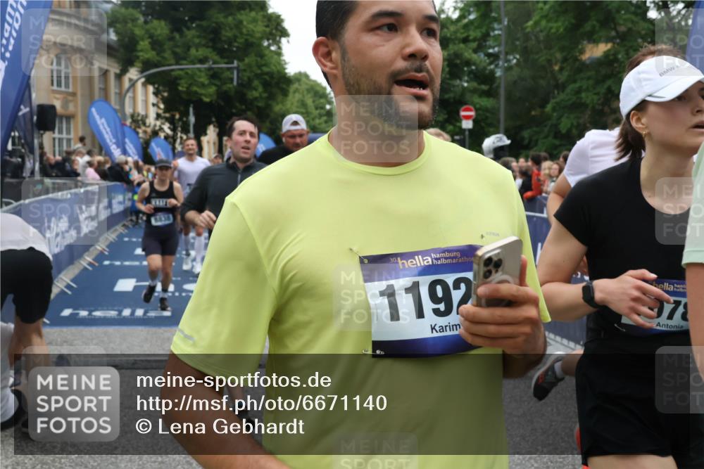 30.06.2024 - hella hamburg halbmarathon Lena Gebhardt http://msf.ph/oto/6671140 30.06.2024 11:14:12 Ziel 547, 1042, 1190, 1793, 2348, 2895, 3916, 4139, 5401, 5581, 6320, 6321, 7970, 8342, 8838, 9420, 10788, 11018, 12155, 12191, 12205, 12212, 12382, 12561, 13032, 13289, 13337, 13451 meine-sportfotos.de