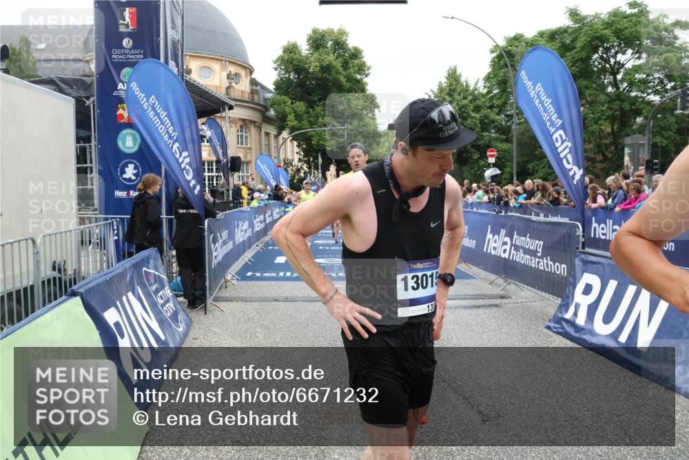 30.06.2024 - hella hamburg halbmarathon Lena Gebhardt http://msf.ph/oto/6671232 30.06.2024 10:42:52 Ziel 883, 966, 2040, 2968, 4986, 5468, 5471, 5864, 6218, 7066, 7096, 7157, 7753, 8364, 9524, 10226, 11131, 13015, 13449 meine-sportfotos.de