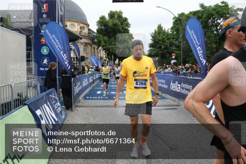 30.06.2024 - hella hamburg halbmarathon Lena Gebhardt http://msf.ph/oto/6671364 30.06.2024 10:42:53 Ziel 883, 966, 2040, 2968, 4457, 4986, 5468, 5471, 5864, 6218, 7066, 7096, 7157, 7753, 8364, 9524, 10226, 11131, 11986, 13015, 13449 meine-sportfotos.de
