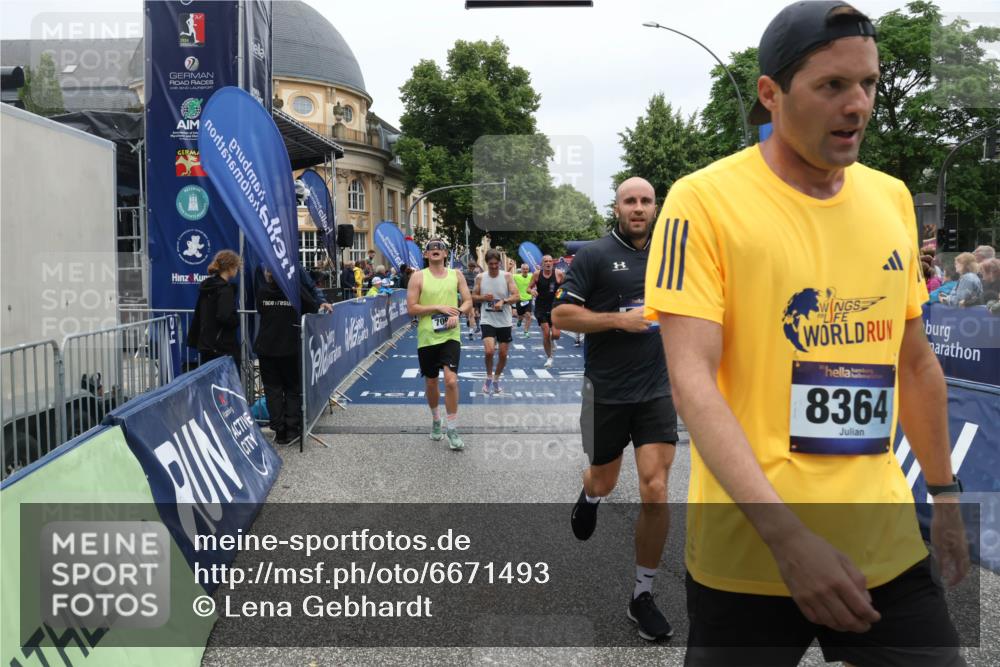 30.06.2024 - hella hamburg halbmarathon Lena Gebhardt http://msf.ph/oto/6671493 30.06.2024 10:42:54 Ziel 883, 966, 2040, 2968, 4457, 4986, 5468, 5471, 5864, 6218, 7065, 7066, 7096, 7157, 7753, 8364, 9524, 10226, 11131, 11629, 11986, 12350, 13449 meine-sportfotos.de