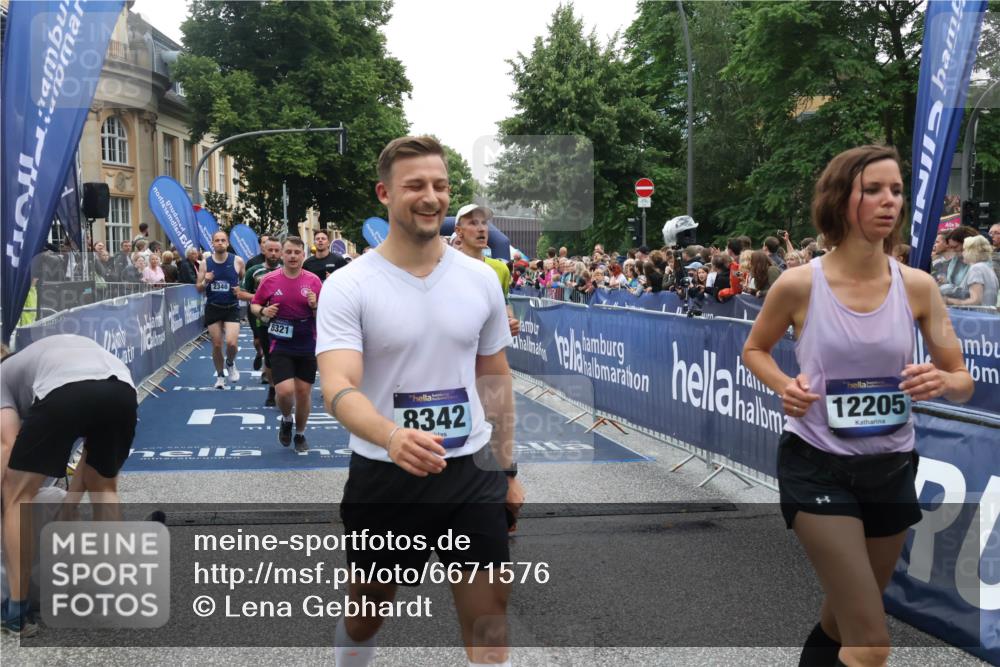 30.06.2024 - hella hamburg halbmarathon Lena Gebhardt http://msf.ph/oto/6671576 30.06.2024 11:14:16 Ziel 1042, 1069, 1190, 1925, 2348, 2895, 3073, 3916, 4755, 5581, 6320, 6321, 8342, 8838, 9420, 10636, 10933, 12155, 12191, 12205, 12212, 12382, 13032, 13337, 13451 meine-sportfotos.de