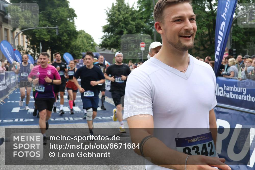 30.06.2024 - hella hamburg halbmarathon Lena Gebhardt http://msf.ph/oto/6671684 30.06.2024 11:14:17 Ziel 1042, 1069, 1617, 1925, 2348, 2895, 3073, 3916, 4755, 5581, 6320, 6321, 8342, 8838, 9420, 9564, 10636, 10933, 12155, 12191, 12205, 12212, 13032, 13337, 13451 meine-sportfotos.de