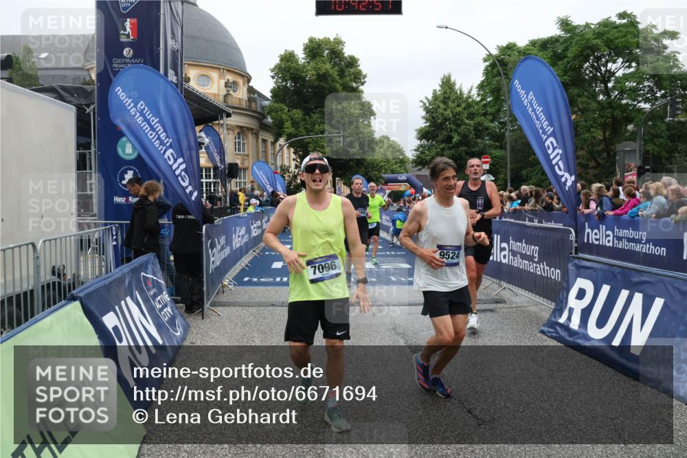 30.06.2024 - hella hamburg halbmarathon Lena Gebhardt http://msf.ph/oto/6671694 30.06.2024 10:42:56 Ziel 883, 966, 2040, 4457, 4986, 5242, 5468, 5471, 5864, 7065, 7066, 7096, 7753, 8364, 9524, 9986, 10226, 10978, 11131, 11629, 11986, 12350, 13449 meine-sportfotos.de