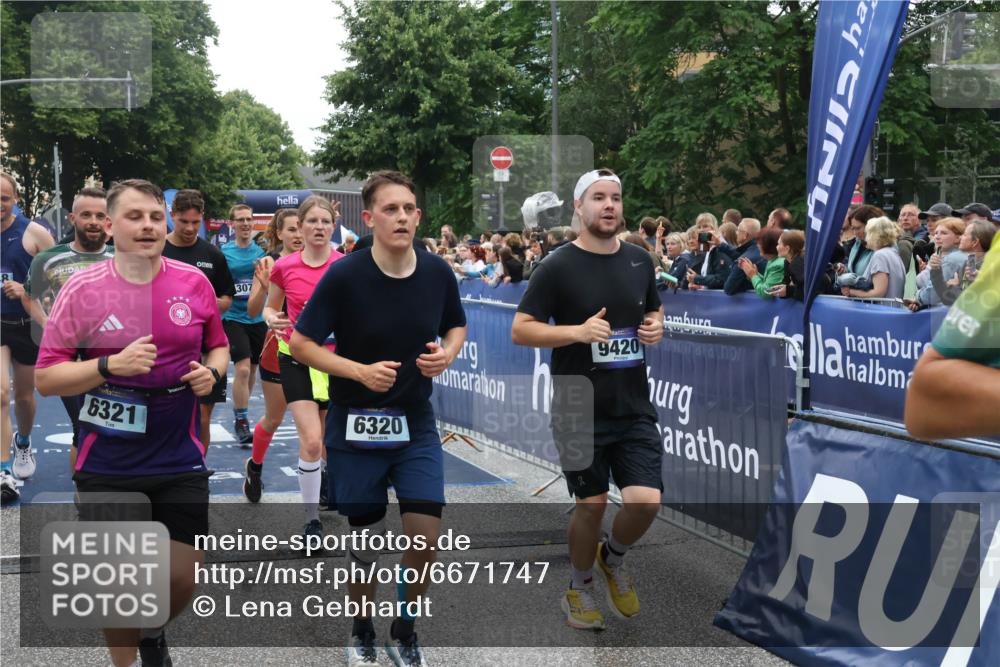 30.06.2024 - hella hamburg halbmarathon Lena Gebhardt http://msf.ph/oto/6671747 30.06.2024 11:14:18 Ziel 1042, 1069, 1617, 1925, 2348, 2895, 3073, 4755, 5030, 6320, 6321, 8342, 8838, 9420, 9564, 10636, 10933, 11669, 12124, 12155, 12191, 12205, 13032, 13337, 13451 meine-sportfotos.de