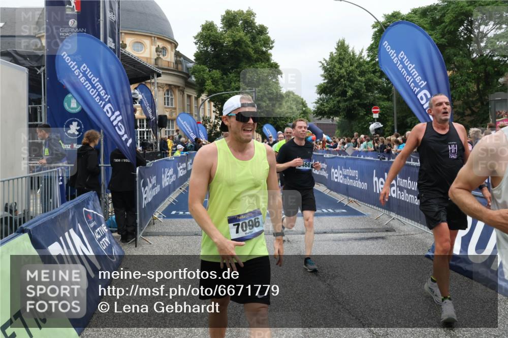 30.06.2024 - hella hamburg halbmarathon Lena Gebhardt http://msf.ph/oto/6671779 30.06.2024 10:42:57 Ziel 883, 966, 2040, 4457, 4986, 5242, 5468, 5471, 5864, 6007, 7065, 7066, 7096, 7753, 9524, 9986, 10226, 10978, 11131, 11629, 11986, 12350, 13449 meine-sportfotos.de