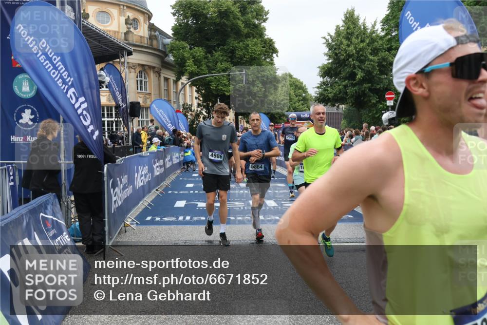 30.06.2024 - hella hamburg halbmarathon Lena Gebhardt http://msf.ph/oto/6671852 30.06.2024 10:42:58 Ziel 883, 966, 2040, 4457, 4986, 5242, 5468, 5864, 6007, 6820, 7065, 7066, 7096, 7753, 9524, 9986, 10226, 10978, 11131, 11629, 11986, 12350, 13449 meine-sportfotos.de