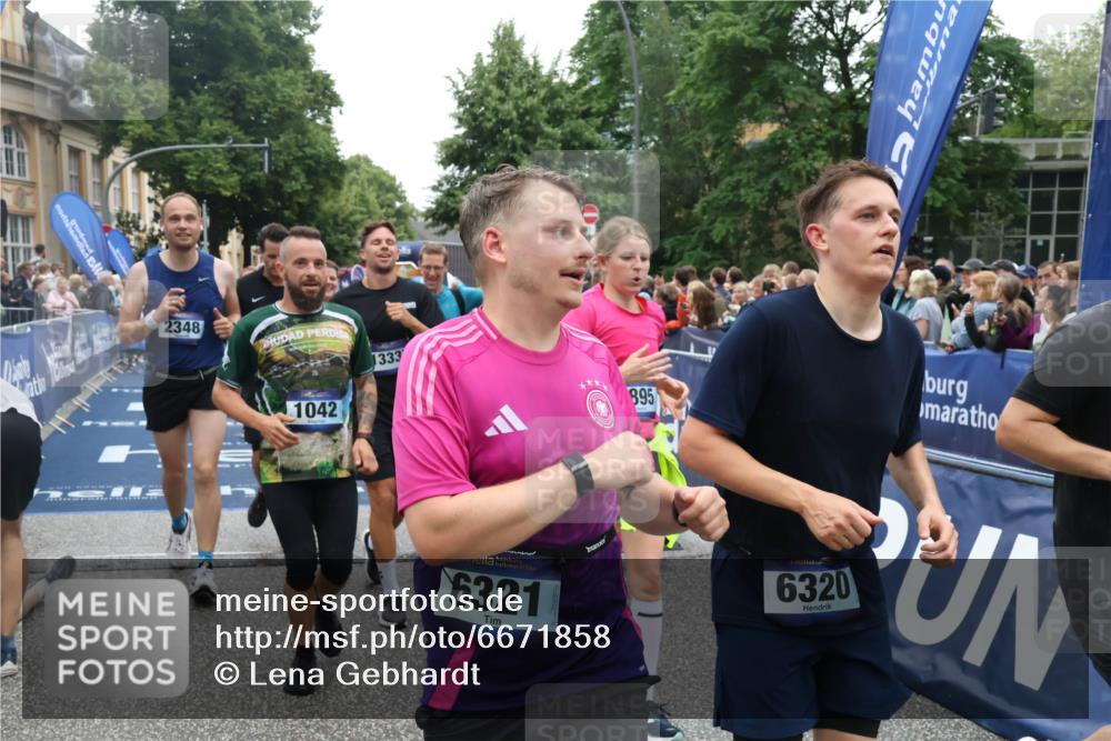 30.06.2024 - hella hamburg halbmarathon Lena Gebhardt http://msf.ph/oto/6671858 30.06.2024 11:14:19 Ziel 1042, 1069, 1617, 1925, 2348, 2895, 3073, 4755, 5030, 6320, 6321, 6374, 8342, 8555, 9420, 9564, 10636, 10933, 11669, 12124, 12155, 12191, 12205, 13032, 13337, 13451 meine-sportfotos.de