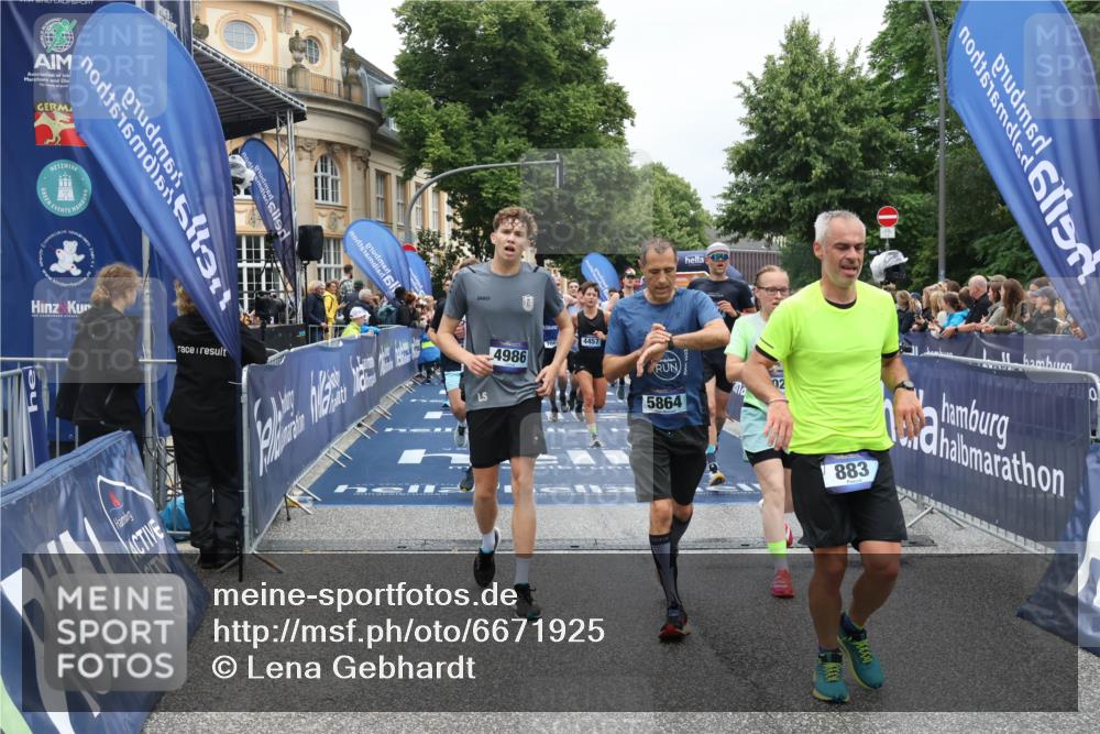 30.06.2024 - hella hamburg halbmarathon Lena Gebhardt http://msf.ph/oto/6671925 30.06.2024 10:42:59 Ziel 738, 883, 966, 2040, 3613, 4457, 4986, 5242, 5468, 5864, 6007, 6820, 7065, 7066, 7096, 7753, 9524, 9986, 10226, 10978, 11131, 11629, 11986, 12350, 13449 meine-sportfotos.de