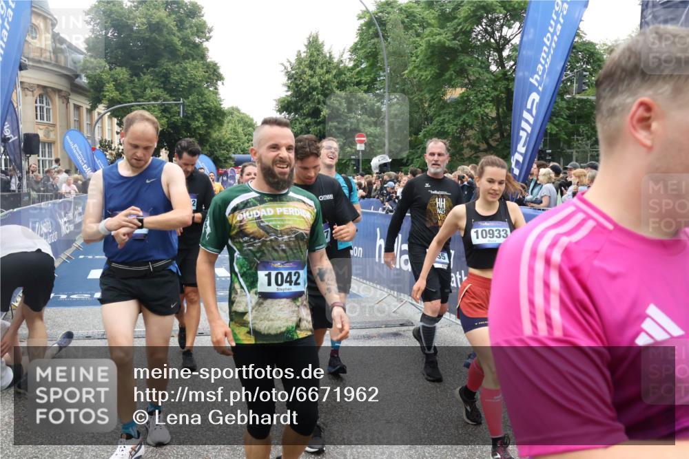 30.06.2024 - hella hamburg halbmarathon Lena Gebhardt http://msf.ph/oto/6671962 30.06.2024 11:14:20 Ziel 1042, 1069, 1159, 1617, 1925, 2348, 2895, 3073, 4755, 5030, 6320, 6321, 6374, 8555, 9420, 9564, 10636, 10933, 11669, 12124, 12191, 12205, 13032, 13337, 13451 meine-sportfotos.de