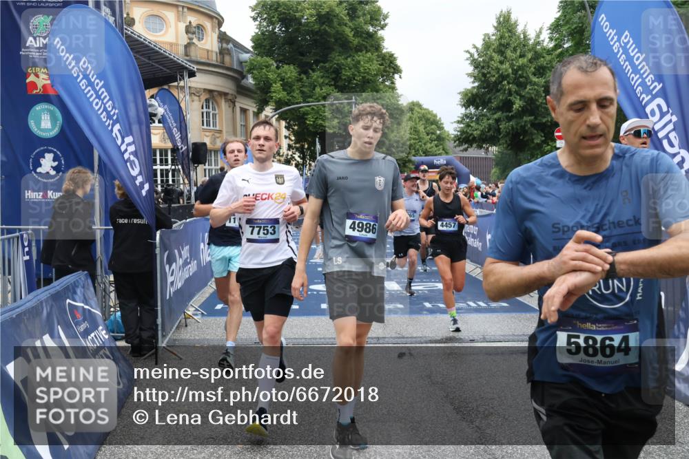 30.06.2024 - hella hamburg halbmarathon Lena Gebhardt http://msf.ph/oto/6672018 30.06.2024 10:43:00 Ziel 738, 883, 966, 2040, 3613, 4457, 4986, 5242, 5864, 6007, 6820, 7065, 7066, 7753, 9524, 9986, 10226, 10978, 11131, 11629, 11986, 12350 meine-sportfotos.de