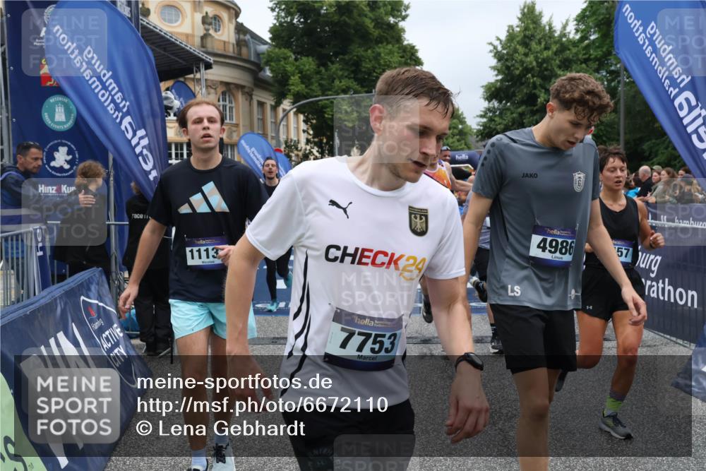 30.06.2024 - hella hamburg halbmarathon Lena Gebhardt http://msf.ph/oto/6672110 30.06.2024 10:43:01 Ziel 738, 883, 2040, 3338, 3613, 4457, 4986, 5242, 5864, 6007, 6820, 6855, 7065, 7066, 7753, 9986, 10226, 10978, 11131, 11629, 11986, 12350 meine-sportfotos.de
