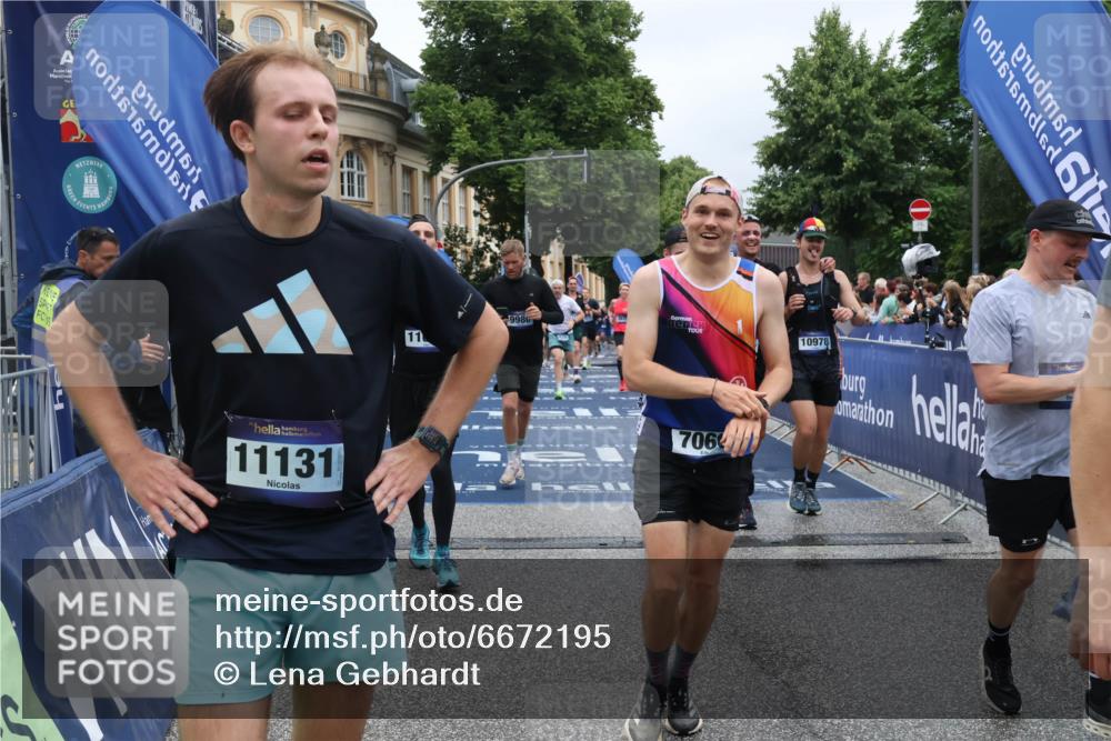 30.06.2024 - hella hamburg halbmarathon Lena Gebhardt http://msf.ph/oto/6672195 30.06.2024 10:43:02 Ziel 738, 883, 2040, 3338, 3613, 4457, 4986, 5233, 5242, 5864, 6007, 6820, 6855, 7065, 7066, 7753, 9986, 10226, 10978, 11131, 11629, 11986, 12350 meine-sportfotos.de