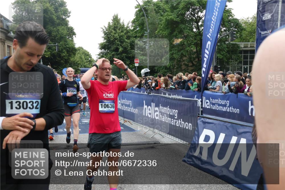 30.06.2024 - hella hamburg halbmarathon Lena Gebhardt http://msf.ph/oto/6672336 30.06.2024 11:14:23 Ziel 1042, 1069, 1159, 1617, 1925, 2348, 2740, 2741, 2895, 3073, 3168, 3508, 4755, 5030, 5190, 6374, 6614, 8555, 8573, 8574, 9192, 9420, 9459, 9564, 10358, 10636, 10933, 11669, 12124, 12248, 12322, 13032, 13337 meine-sportfotos.de