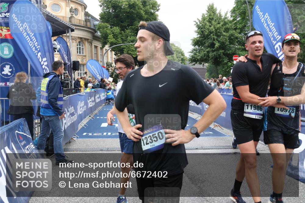 30.06.2024 - hella hamburg halbmarathon Lena Gebhardt http://msf.ph/oto/6672402 30.06.2024 10:43:05 Ziel 738, 3338, 3613, 4457, 5233, 5242, 5482, 6007, 6820, 6855, 7065, 7429, 9986, 10978, 11629, 11986, 12350 meine-sportfotos.de