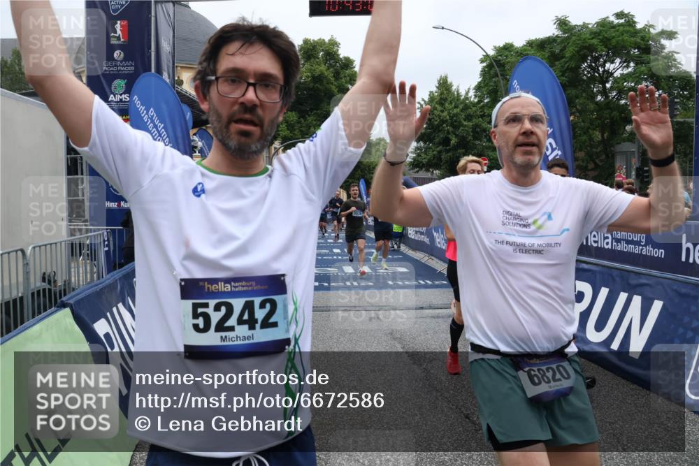 30.06.2024 - hella hamburg halbmarathon Lena Gebhardt http://msf.ph/oto/6672586 30.06.2024 10:43:07 Ziel 738, 1887, 3338, 3613, 5233, 5242, 5482, 6007, 6820, 6855, 7429, 9986, 10978, 11514, 11894 meine-sportfotos.de