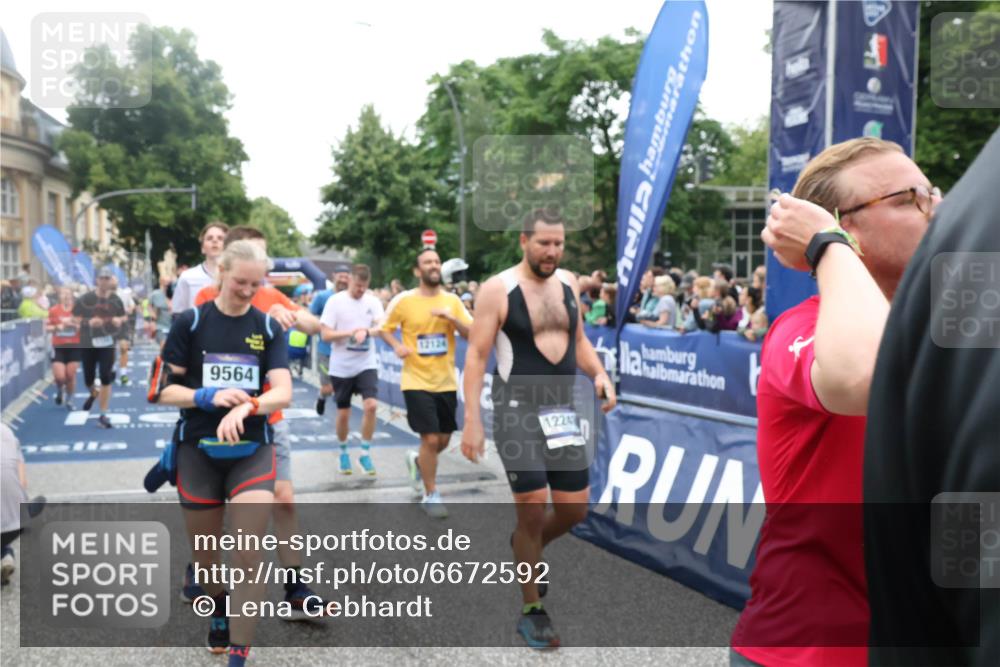30.06.2024 - hella hamburg halbmarathon Lena Gebhardt http://msf.ph/oto/6672592 30.06.2024 11:14:25 Ziel 1069, 1159, 1617, 1925, 2740, 2741, 3073, 3124, 3168, 3508, 3935, 4755, 4807, 5030, 5190, 6374, 6614, 7519, 8555, 8573, 8574, 9192, 9459, 9564, 10358, 10636, 10933, 11669, 12124, 12248, 12318, 12322 meine-sportfotos.de