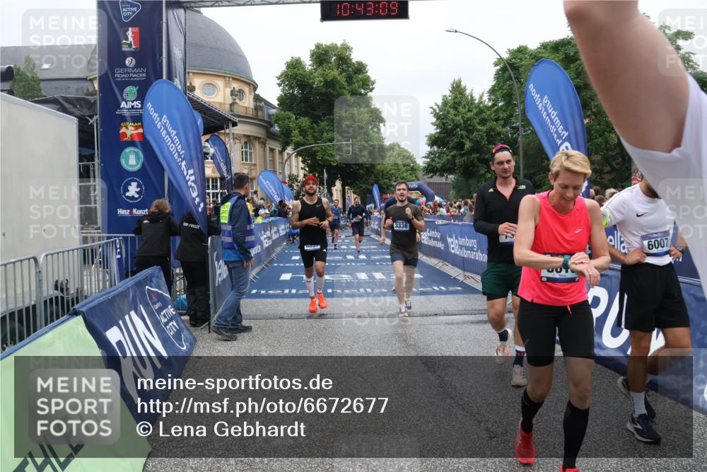 30.06.2024 - hella hamburg halbmarathon Lena Gebhardt http://msf.ph/oto/6672677 30.06.2024 10:43:08 Ziel 738, 1887, 3338, 3613, 5233, 5242, 5482, 6007, 6820, 6855, 7429, 9986, 11514, 11894 meine-sportfotos.de