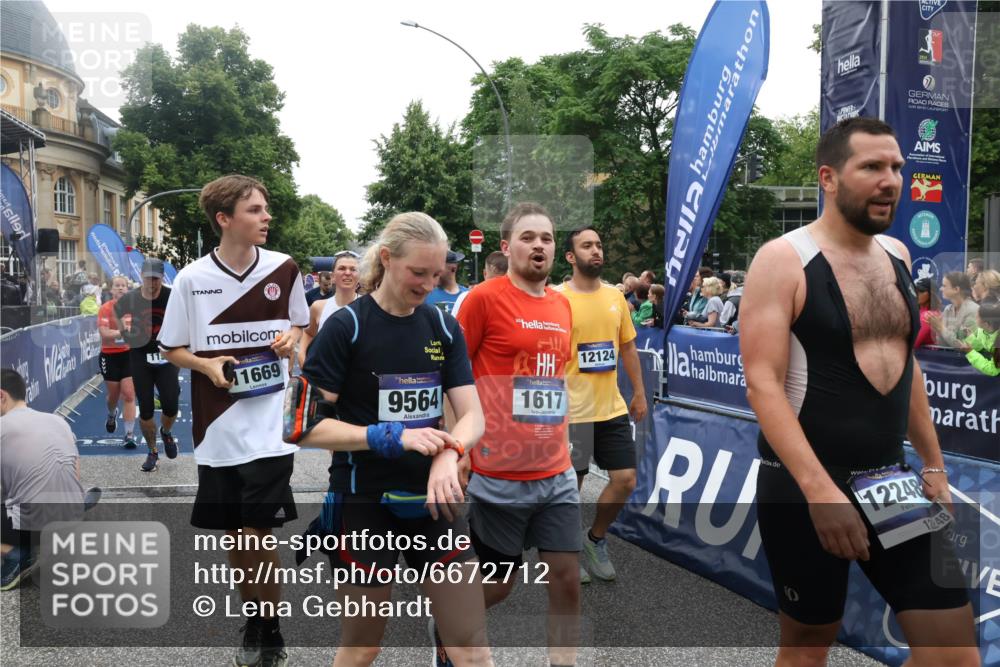 30.06.2024 - hella hamburg halbmarathon Lena Gebhardt http://msf.ph/oto/6672712 30.06.2024 11:14:26 Ziel 1159, 1617, 1925, 2740, 2741, 3124, 3168, 3508, 3935, 4807, 5030, 5190, 6374, 6614, 7519, 8555, 8573, 8574, 9192, 9459, 9564, 10281, 10358, 10636, 10933, 11669, 12124, 12248, 12318, 12322 meine-sportfotos.de
