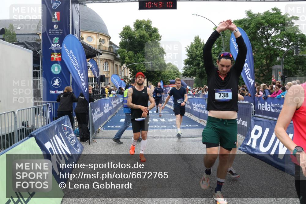30.06.2024 - hella hamburg halbmarathon Lena Gebhardt http://msf.ph/oto/6672765 30.06.2024 10:43:09 Ziel 738, 1887, 3338, 3613, 5233, 5482, 6007, 6820, 6855, 7429, 11514, 11894 meine-sportfotos.de