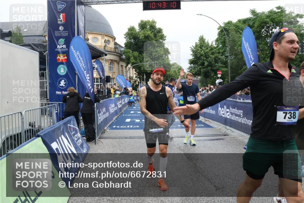 30.06.2024 - hella hamburg halbmarathon Lena Gebhardt http://msf.ph/oto/6672831 30.06.2024 10:43:10 Ziel 738, 1887, 3338, 3613, 4388, 4691, 4849, 5233, 5482, 6820, 6855, 7429, 11514, 11894 meine-sportfotos.de