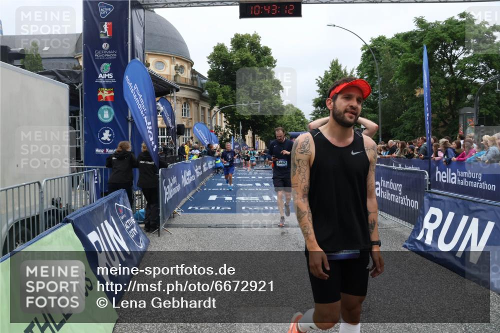 30.06.2024 - hella hamburg halbmarathon Lena Gebhardt http://msf.ph/oto/6672921 30.06.2024 10:43:11 Ziel 738, 1175, 1887, 3338, 3613, 4388, 4691, 4849, 5233, 5482, 6855, 7429, 8028, 11514, 11894 meine-sportfotos.de