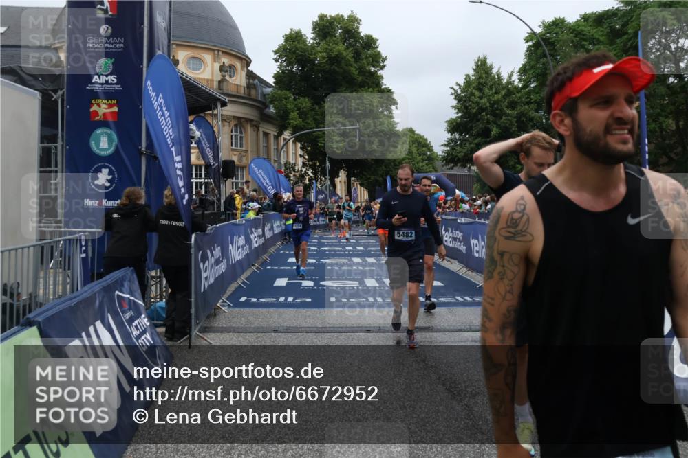 30.06.2024 - hella hamburg halbmarathon Lena Gebhardt http://msf.ph/oto/6672952 30.06.2024 10:43:12 Ziel 1175, 1887, 3338, 4388, 4691, 4849, 5233, 5482, 6855, 7429, 8028, 11514, 11894, 12048 meine-sportfotos.de