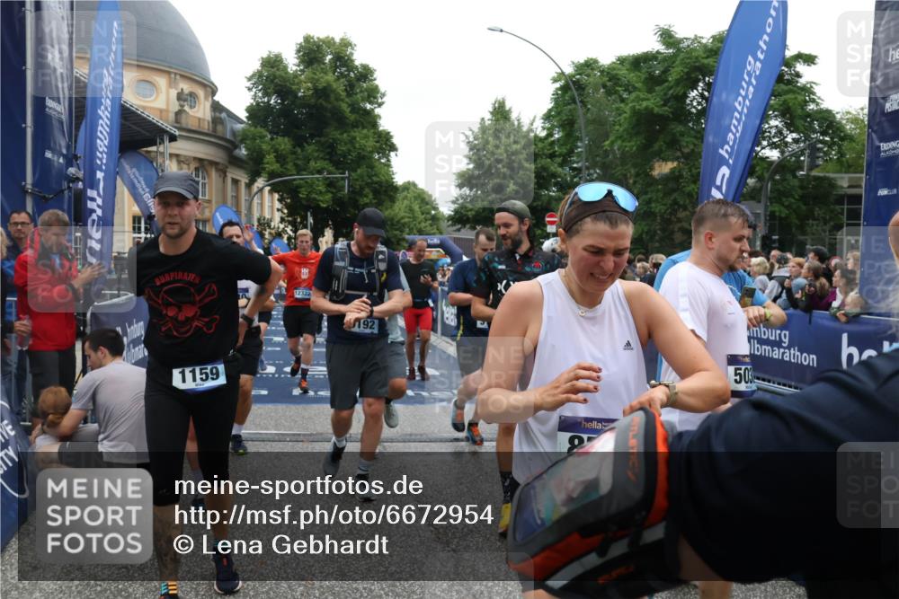 30.06.2024 - hella hamburg halbmarathon Lena Gebhardt http://msf.ph/oto/6672954 30.06.2024 11:14:28 Ziel 834, 1159, 1617, 2028, 2740, 2741, 3077, 3124, 3168, 3508, 3935, 4807, 5030, 5190, 6374, 6614, 7519, 8555, 8573, 8574, 9192, 9459, 9564, 10281, 10358, 10771, 11669, 12124, 12248, 12318, 12322 meine-sportfotos.de