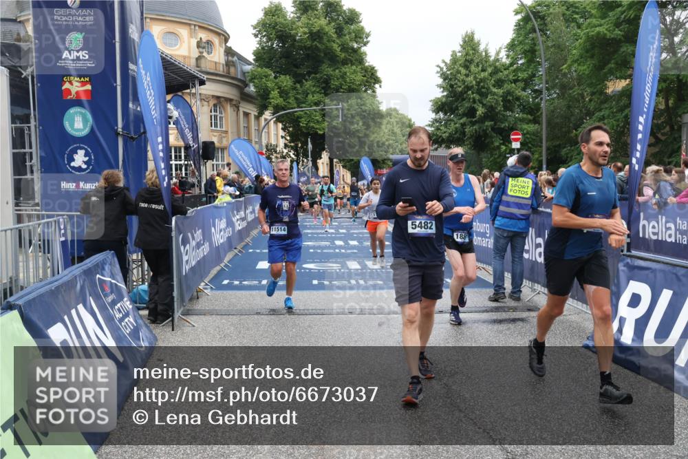 30.06.2024 - hella hamburg halbmarathon Lena Gebhardt http://msf.ph/oto/6673037 30.06.2024 10:43:13 Ziel 1175, 1887, 3338, 4388, 4691, 4849, 5233, 5482, 6855, 7429, 8028, 11514, 11894, 12048 meine-sportfotos.de